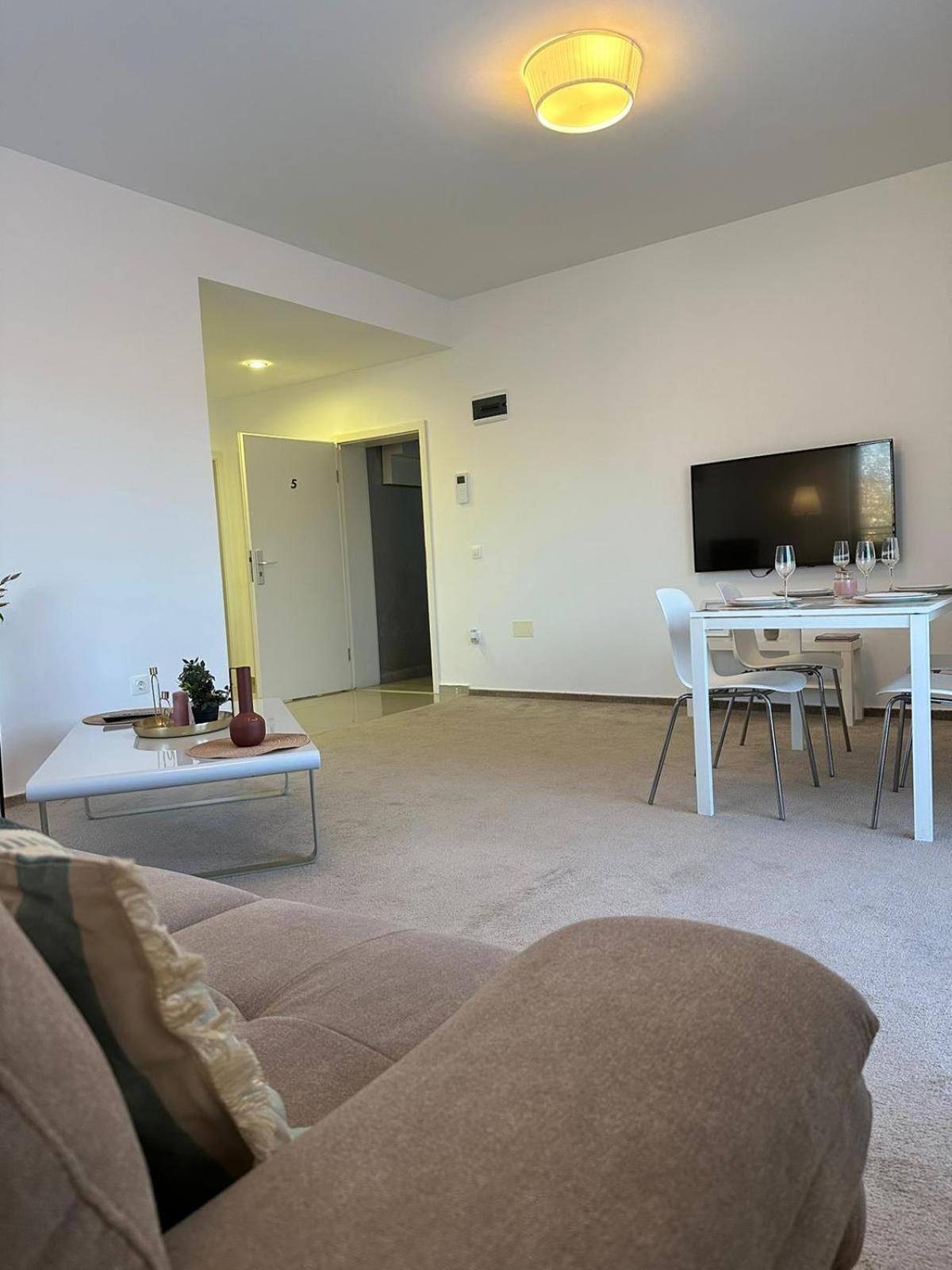 Luxury Glam Apartments & Studios Near Coresi Mall Braşov Exteriör bild