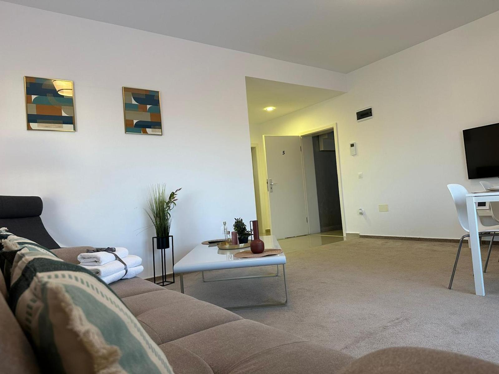 Luxury Glam Apartments & Studios Near Coresi Mall Braşov Exteriör bild